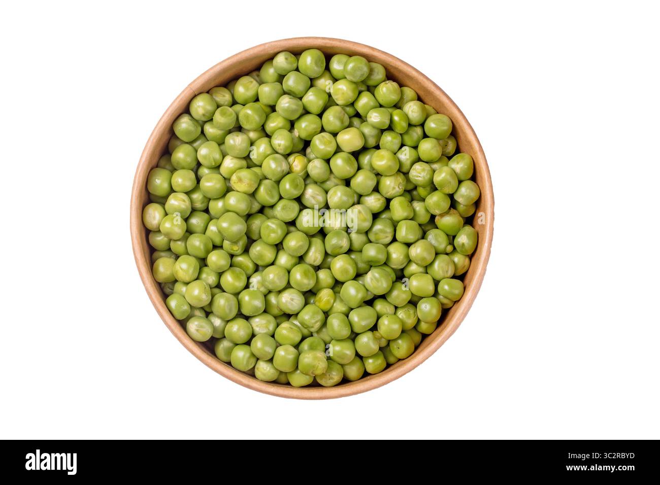 Dieses Bild zeigt eine lebendige Schüssel voller frischer grüner Erbsen, wunderschön präsentiert auf einem sauberen weißen Hintergrund. Ideal für gesunde Ernährung t Stockfoto