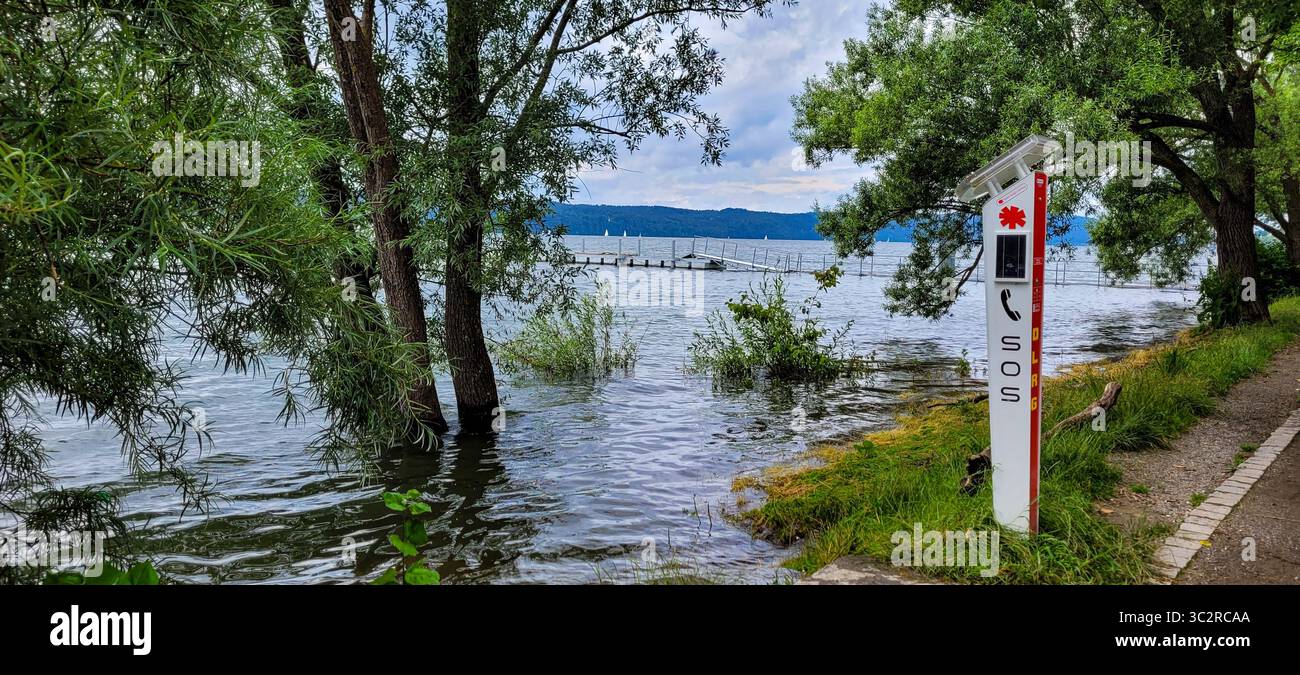 Notrufsäule Deutscher Lebensrettungsverein am Ufer des Bodensees, seitlich des Fußgängerweges. 30. Mai 2024 Stockfoto