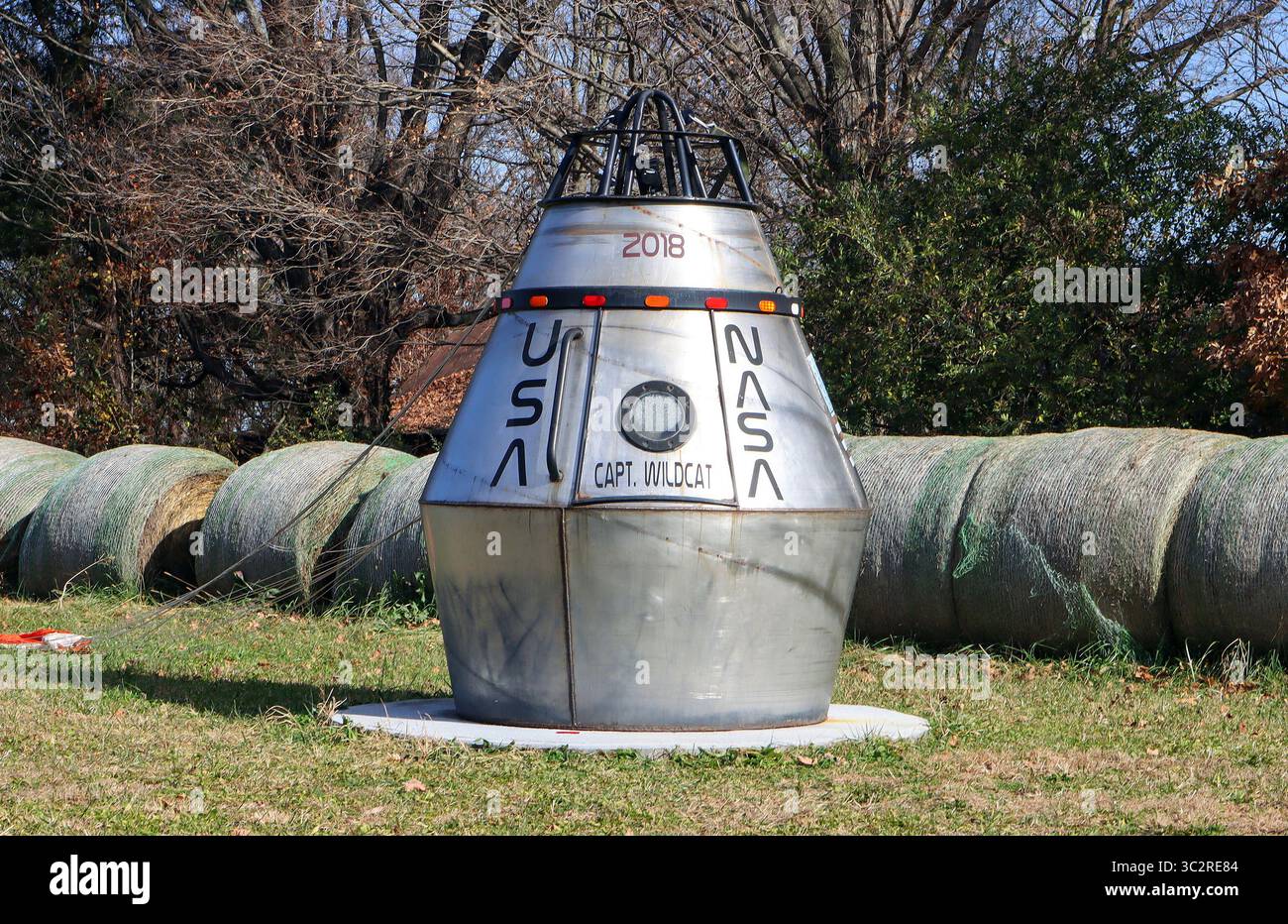 Diese hausgemachte NASA-Kapsel mit der Bezeichnung „Captain Wildcat“ befindet sich auf einem Feld in der Nähe von Franklin, Kentucky – bereit für den Start in die seltsame Straßenlage. Stockfoto