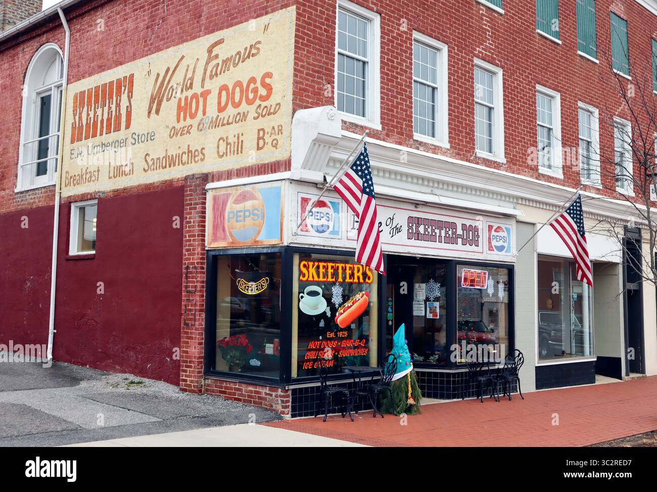 Skeeter’s World Famous Hot Dogs in Wytheville, VA, serviert seit 1925 Millionen von „Skeeter Dogs“ an der alten Main Street. Stockfoto