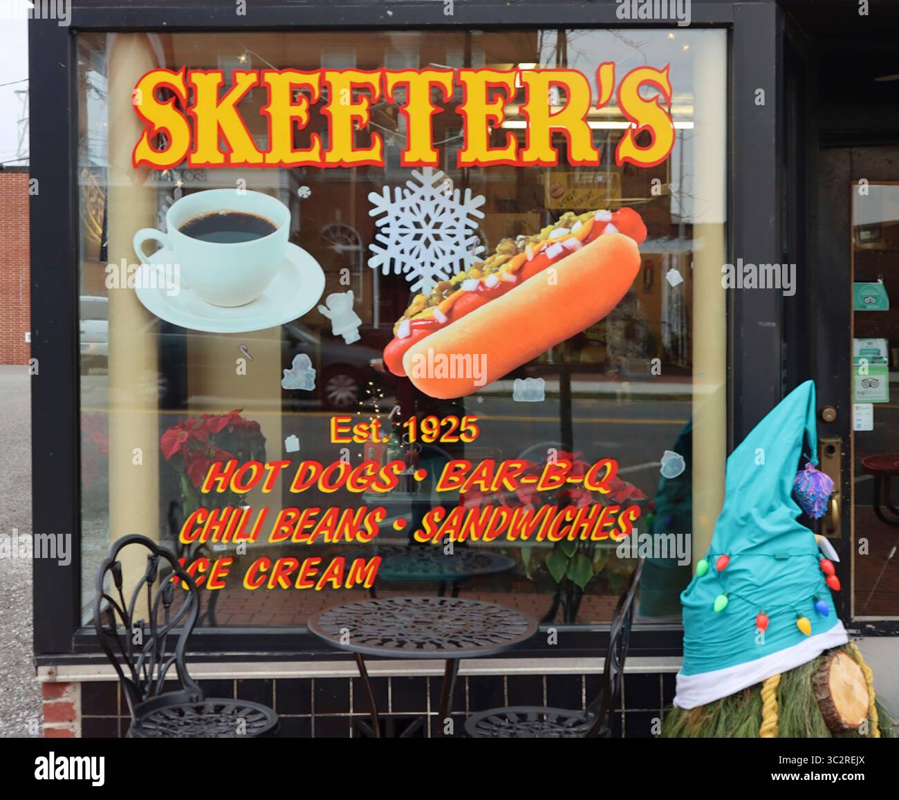 Skeeter’s World Famous Hot Dogs in Wytheville, VA, serviert seit 1925 Millionen von „Skeeter Dogs“ an der alten Main Street. Stockfoto