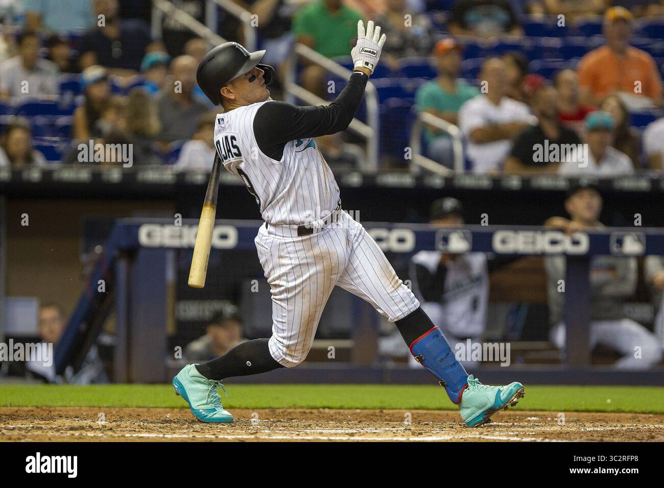 28. Juli 2019, Miami, FL, USA: Miami Marlins Shortstop Miguel Rojas (19) schlägt im zweiten Inning gegen die Arizona Diamondbacks am Sonntag, 28. Juli 2019 im Marlins Park in Miami, Florida (Credit Image: © TNS via ZUMA Wire) Stockfoto