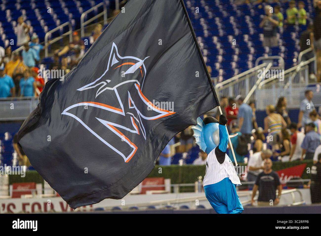 28. Juli 2019, Miami, FL, USA: Miami Marlins Maskottchen Billy the Marli feiert den Sieg der Marlins gegen die Arizona Diamondbacks am Sonntag, 28. Juli 2019 im Marlins Park in Miami, Florida (Credit Image: © TNS via ZUMA Wire) Stockfoto