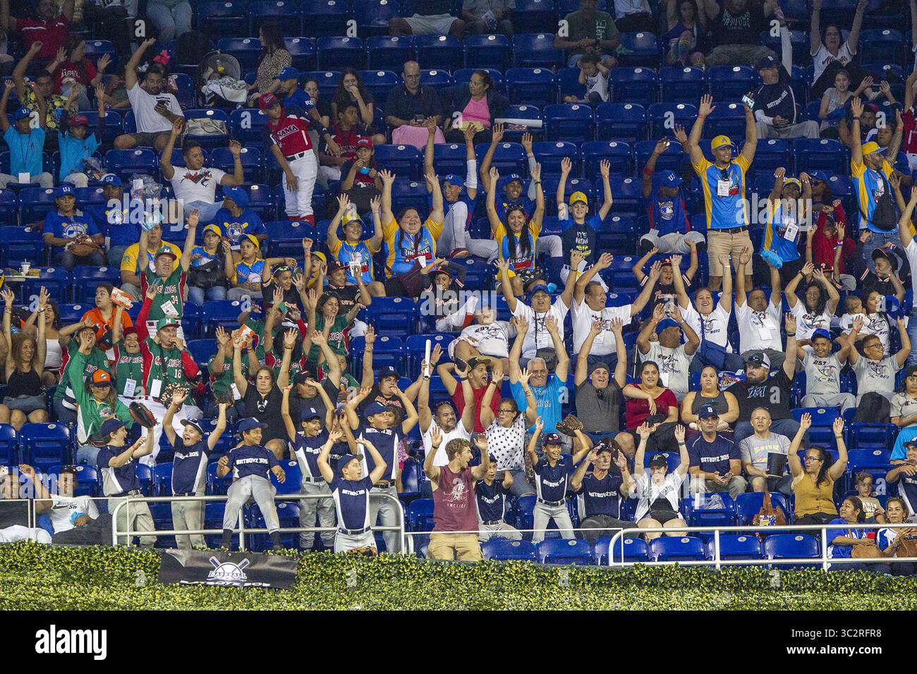 28. Juli 2019, Miami, FL, USA: Fans spielen im siebten Inning bei einem Spiel zwischen den Arizona Diamondbacks und den Miami Marlins am Sonntag, 28. Juli 2019 im Marlins Park in Miami, Florida (Credit Image: © TNS via ZUMA Wire) Stockfoto