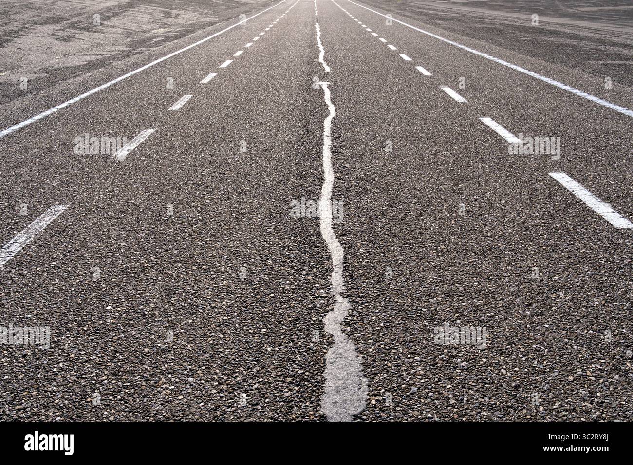 Asphaltstraße mit seitlichem Radweg Stockfoto
