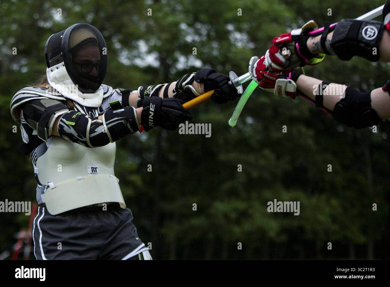 22. Juni 2019, Minneapolis, MN, USA: Leichte Säbel leuchten bei Einbruch der Dämmerung deutlicher und Kämpfer kämpfen weiter, während Mitglieder der Saber Legion am 22. Juni 2019 im Afton State Park in Minneapolis an LED-Säbelkämpfen teilnehmen. (Kreditbild: © TNS via ZUMA Wire) Stockfoto