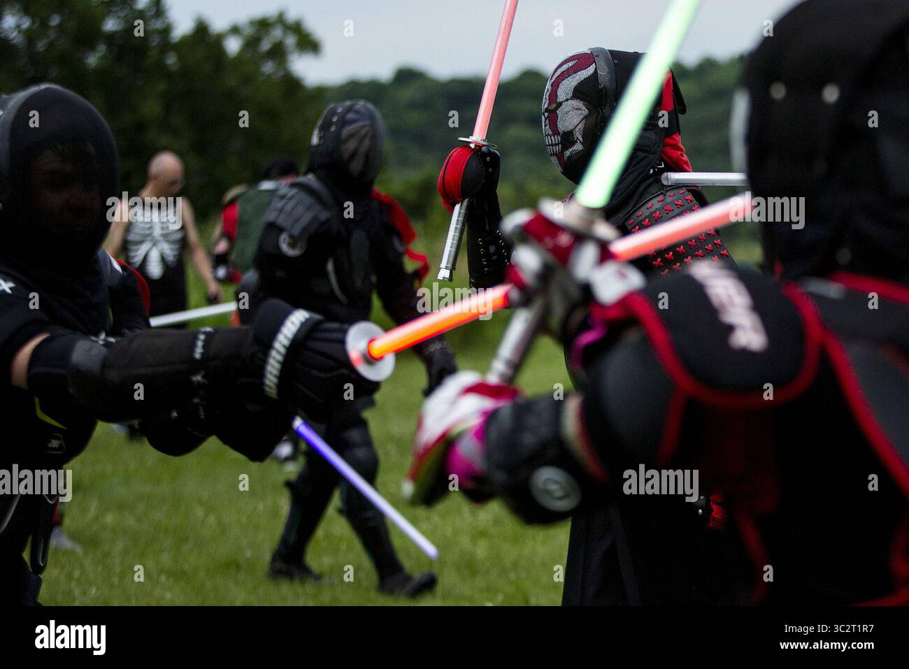 22. Juni 2019, Minneapolis, MN, USA: Leichte Säbel leuchten bei Einbruch der Dämmerung deutlicher und Kämpfer kämpfen weiter, während Mitglieder der Saber Legion am 22. Juni 2019 im Afton State Park in Minneapolis an LED-Säbelkämpfen teilnehmen. (Kreditbild: © TNS via ZUMA Wire) Stockfoto