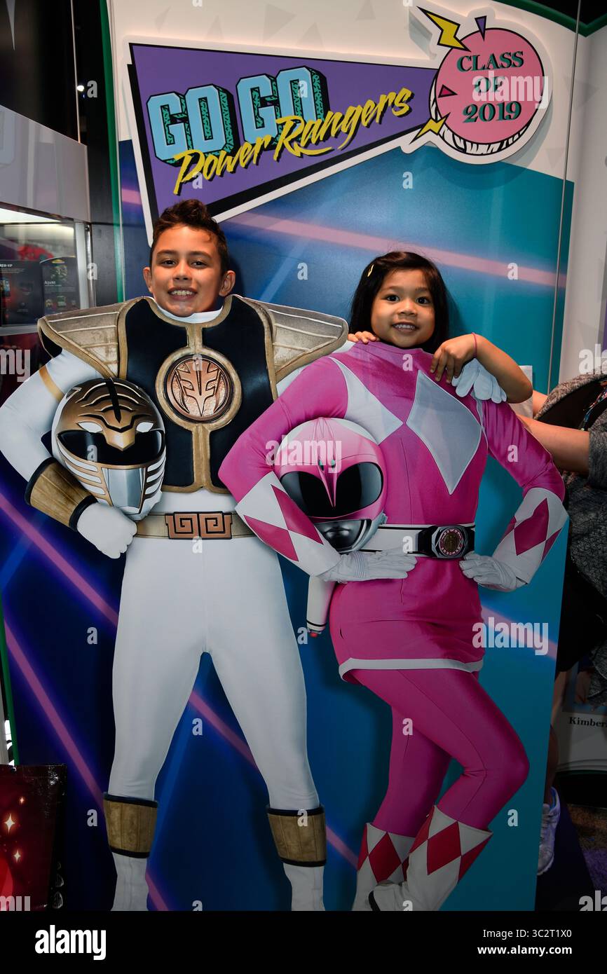 18. Juli 2019, San Diego, CA, USA: Power Rangers am Hasbro Stand im Ausstellungsraum der Comic-Con International 2019: San Diego California. Die Comic-Con startete am Donnerstag, Â den 18. Juli, und endet am Sonntag, den 21. Juli Â. Dieses Sci-fi/Animation-Mekka ist der Großvater der jährlichen Comics-Kongresse und bietet Cosplay-Wettbewerbe, Vorführungen und unzählige Panels mit Künstlern und Showrunnern. Comicon feiert den 50. Jahrestag der Veranstaltung. .Comic-Con International: San DiegoÂ begann 1970, als eine Gruppe von Comic-, Film- und Science-Fiction-Fans – darunter die lateÂ Shel Dorf, Ken Krueger, Stockfoto