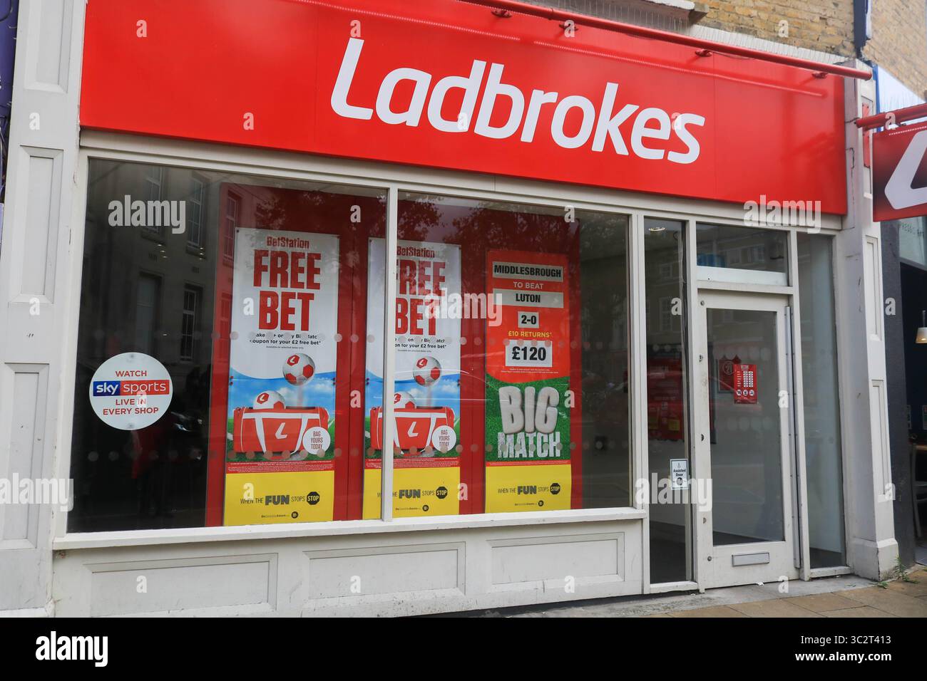 31. Juli 2019, London, Vereinigtes Königreich: Ein Korallenwettladen in London. Das Wettunternehmen Ladbrokes Coral hat von der Glücksspielkommission eine Strafe in Höhe von 5,9 Millionen GBP erhalten, nachdem ein Kunde 98.000 Pfund verloren hat, weil er schutzbedürftige Kunden nicht schützt und seine Maßnahmen zur Bekämpfung der Geldwäsche versäumt hat. (Kreditbild: © Amer Ghazzal/SOPA Bilder via ZUMA Wire) Stockfoto