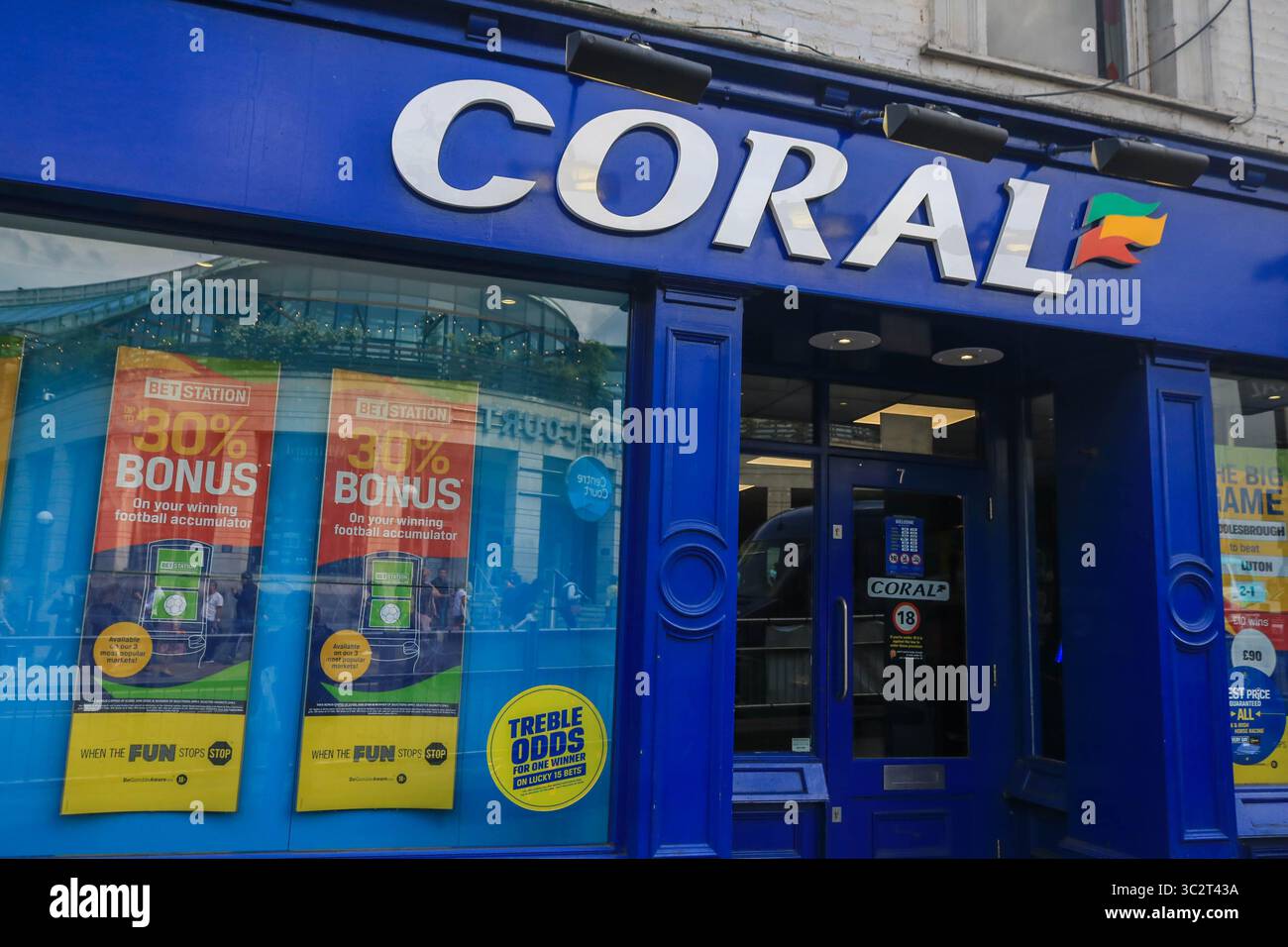 31. Juli 2019, London, Vereinigtes Königreich: Ein Korallenwettladen in London. Das Wettunternehmen Ladbrokes Coral hat von der Glücksspielkommission eine Strafe in Höhe von 5,9 Millionen GBP erhalten, nachdem ein Kunde 98.000 Pfund verloren hat, weil er schutzbedürftige Kunden nicht schützt und seine Maßnahmen zur Bekämpfung der Geldwäsche versäumt hat. (Kreditbild: © Amer Ghazzal/SOPA Bilder via ZUMA Wire) Stockfoto