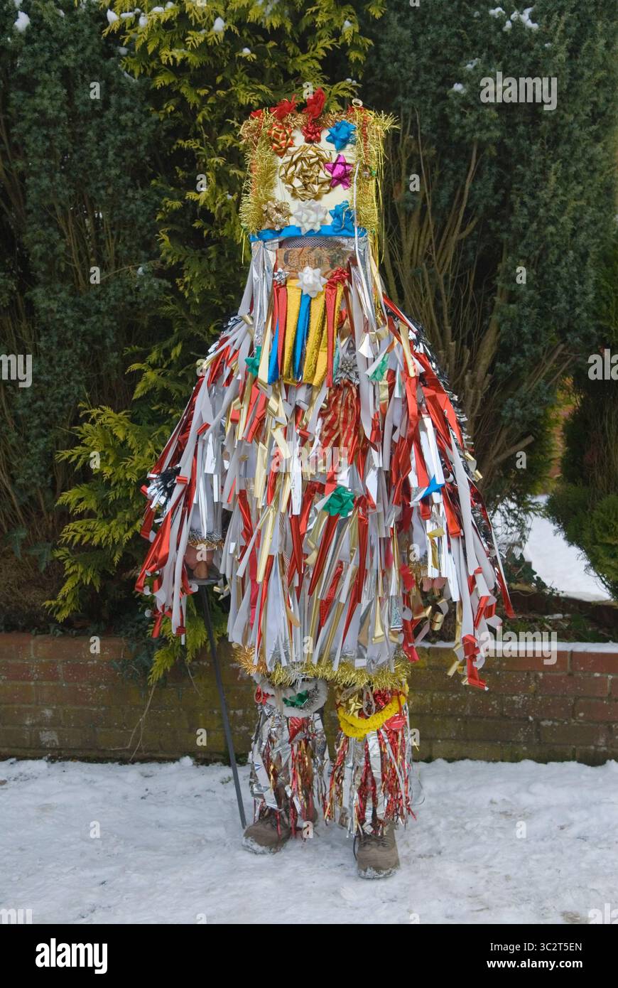 Mummers tragen Traditionskostüm, hergestellt aus Papierstreifen und Tapetenstreifen .Otterbourne Mummers, Hampshire, England Dezember 2010 UK 2010s HOMER SYKES Stockfoto