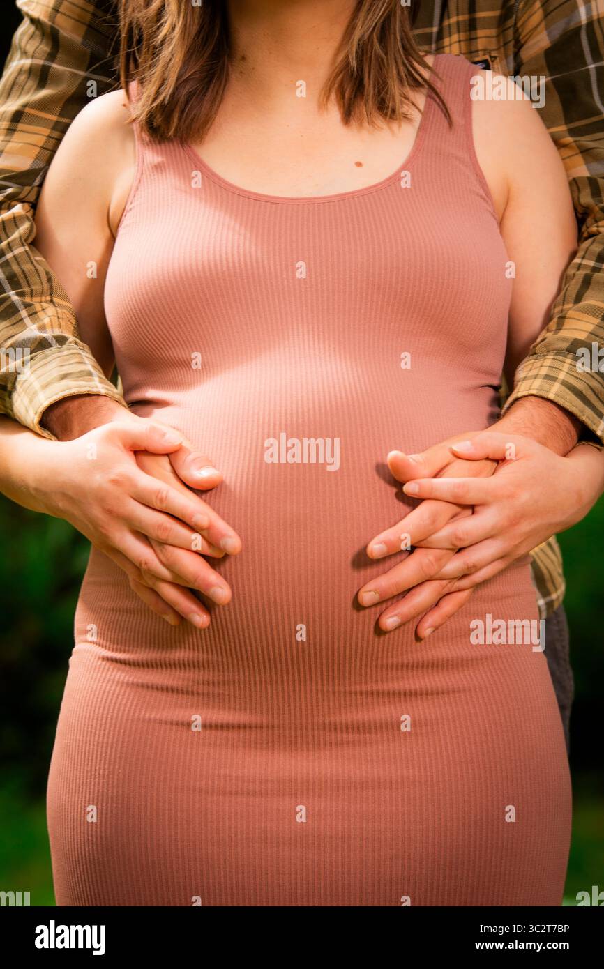 Ein intimes und liebevolles Bild, das die tiefe Verbindung und Vorfreude der Elternschaft feststellt. Ideal für Themen wie Familie, Liebe, neues Leben,... Stockfoto