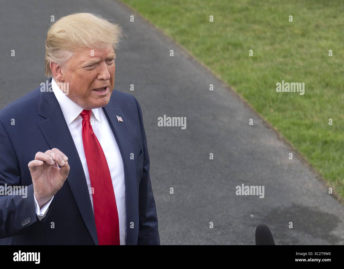 1. August 2019, Washington, District of Columbia, USA: US-Präsident Donald J. Trump spricht Reportern im Weißen Haus in Washington, DC, bevor er an Bord der Marine One nach Cincinnati (Ohio) geht, wo er an einem Empfang des Spendenausschusses teilnehmen und bei einer „Make America Great Again“-Kundgebung am Donnerstag, 1. August 2019 Bemerkungen halten wird (Kreditbild: © Ron Sachs/CNP via ZUMA Wire) Stockfoto