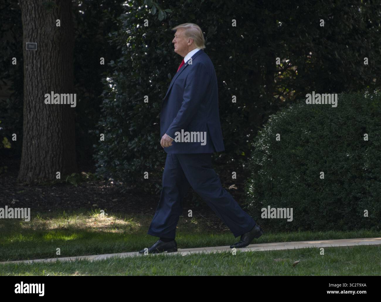 1. August 2019, Washington, District of Columbia, USA: US-Präsident Donald J. Trump geht vom Oval Office, um Reportern im Weißen Haus in Washington, D.C. zu antworten, bevor er an Bord von Marine One geht, um nach Cincinnati (Ohio) zu reisen, wo er an einem Empfang des Spendenausschusses teilnehmen und bei einer Demonstration „Make America Great Again“ am Donnerstag, 1. August 2019 Bemerkungen halten wird (Credit Image: © Ron Sachs/CNP via ZUMA Wire) Stockfoto