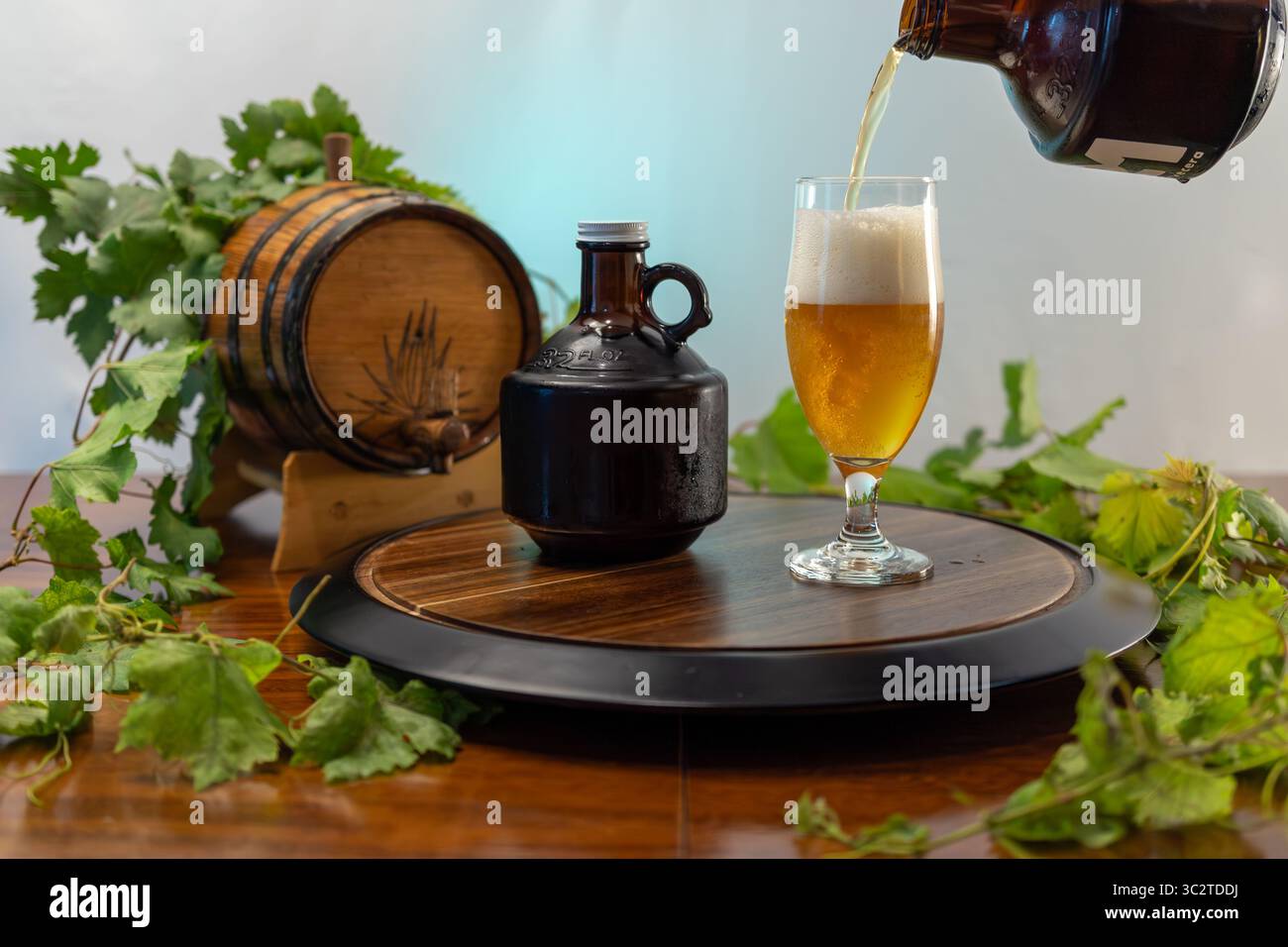 Golden Ale serviert in Bar-Umgebung mit Eichenfass Hintergrund Stockfoto