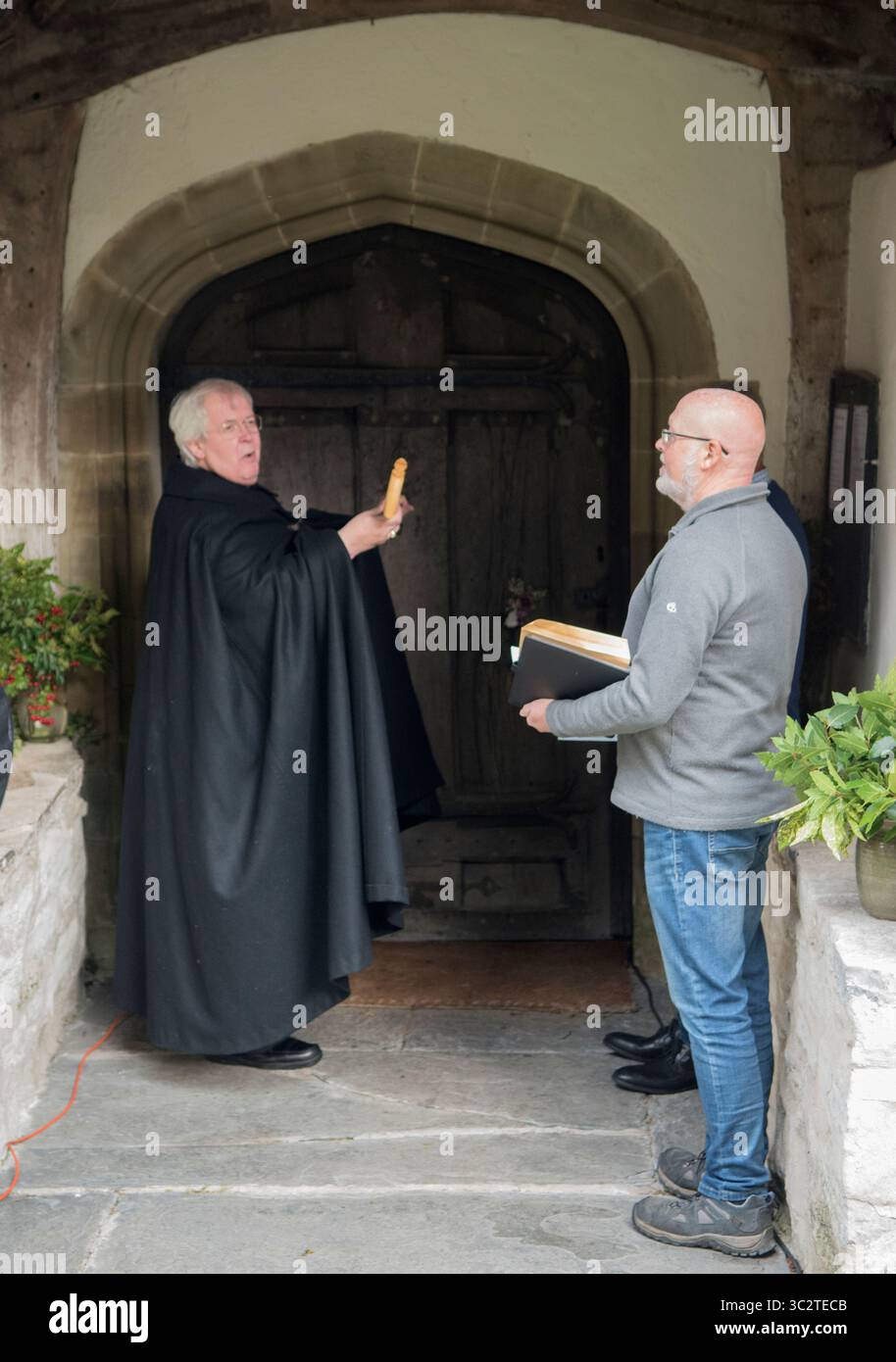 Der rechte Reverend Gregory Cameron Bischof von St. Asaph, Besuch der Kirche St. Michael und alle Engel, Efenechtyd. Er weckt den Heiligen, indem er an die Tür der Kirche klopft, mit seinen Bischöfen Crook, seinem Amtspersonal. Ein walisischer Kirchengatronal Festival Brauch. Dyffryn, Clwyd. September 2023. Efenechtyd, Denbigshire, Wales, Großbritannien, 2020er Jahre HOMER SYKES Stockfoto