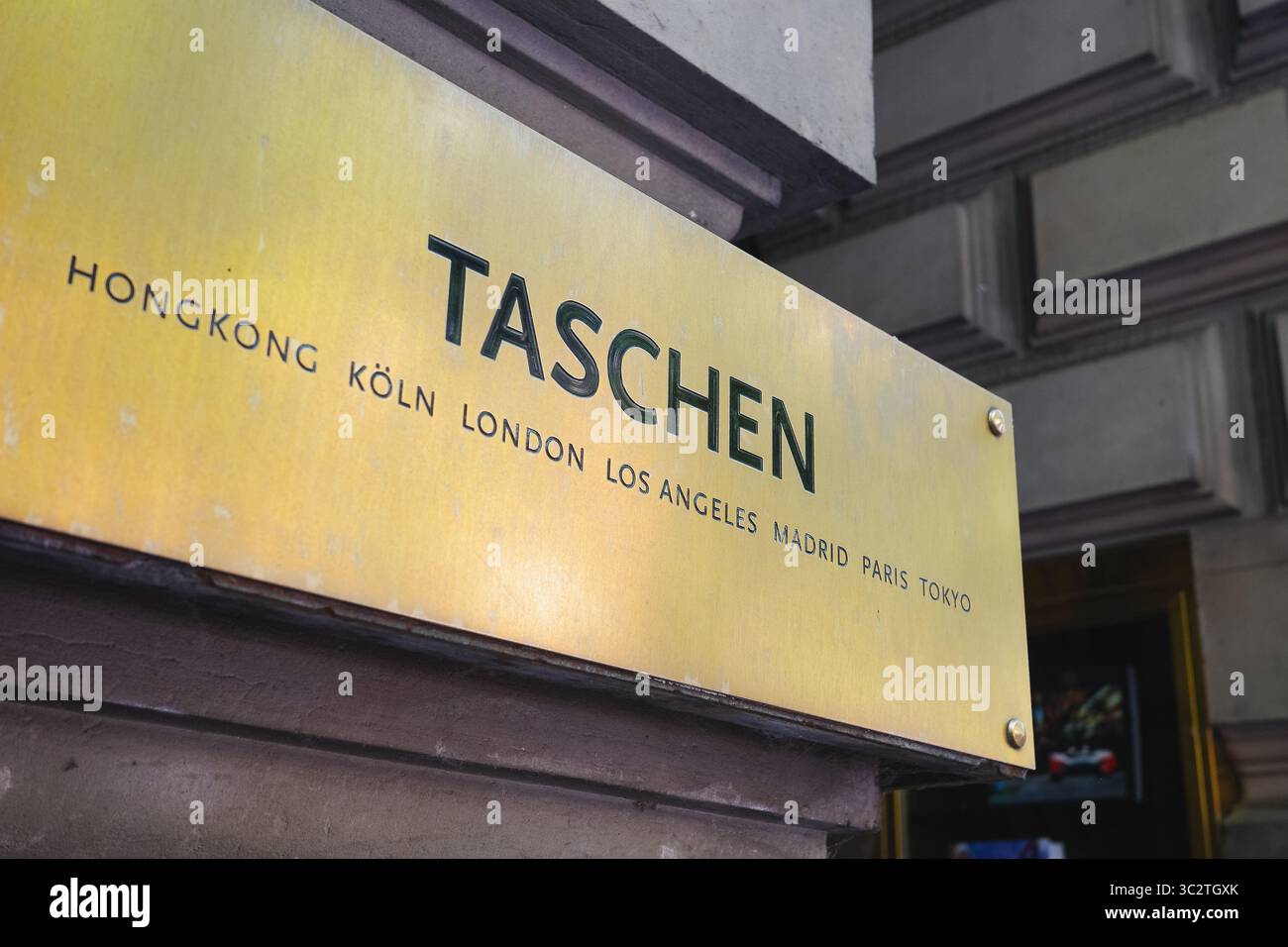 Das Schild des Verlags VON TASCHEN ist an einer Wand montiert Stockfoto