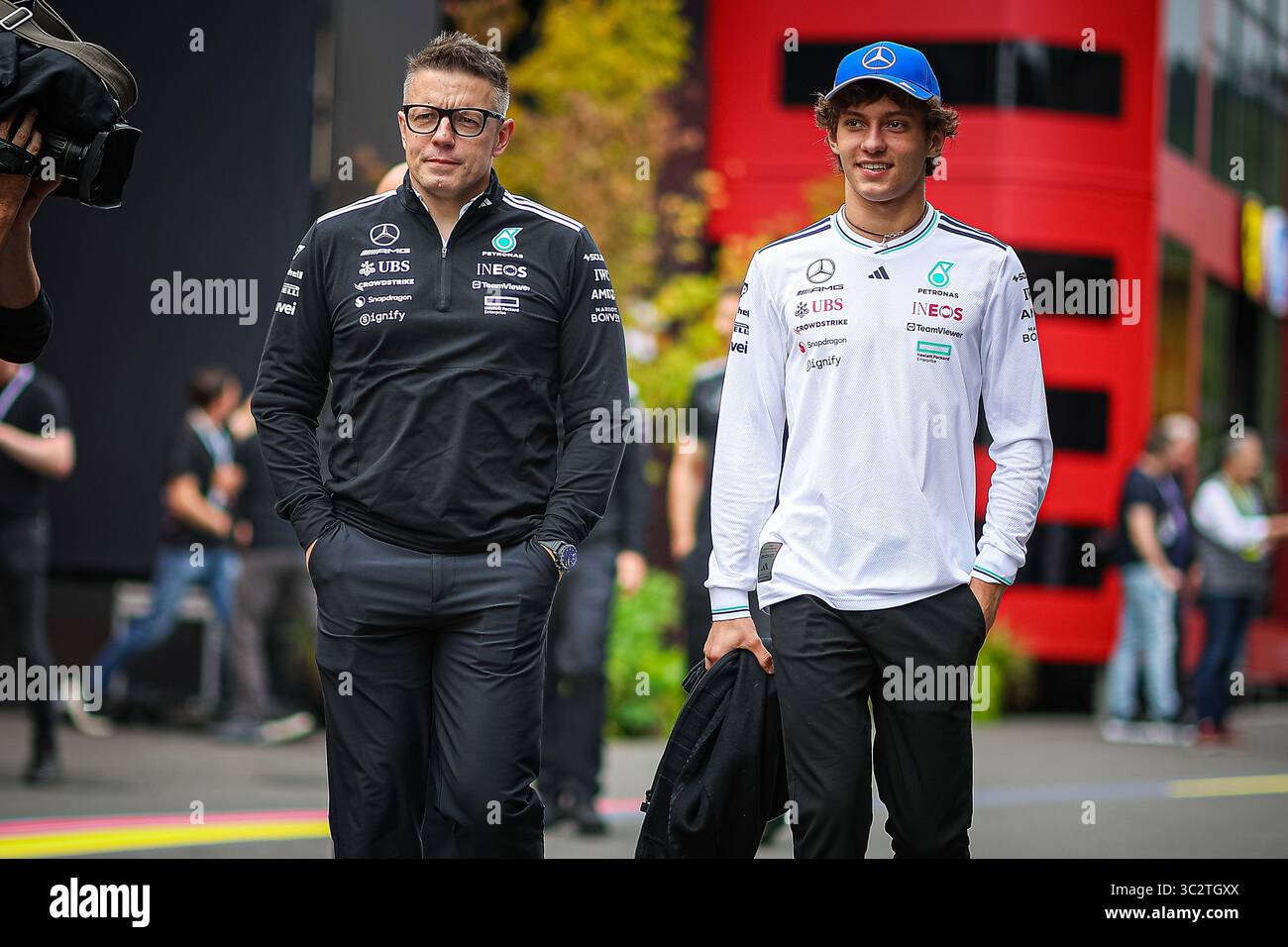 12 Andrea Kimi Antonelli, (ITA) AMG Mercedes Ineos W16, mit seinem Bahningenieur Peter Bonnington (BONO) während des belgischen GP, Spa-Francorchamps 24-27 Stockfoto