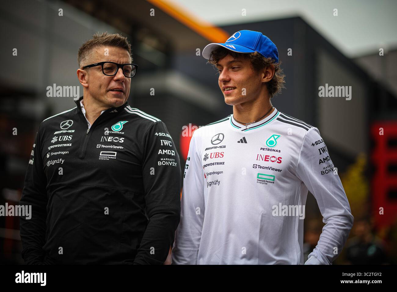 12 Andrea Kimi Antonelli, (ITA) AMG Mercedes Ineos W16, mit seinem Bahningenieur Peter Bonnington (BONO) während des belgischen GP, Spa-Francorchamps 24-27 Stockfoto