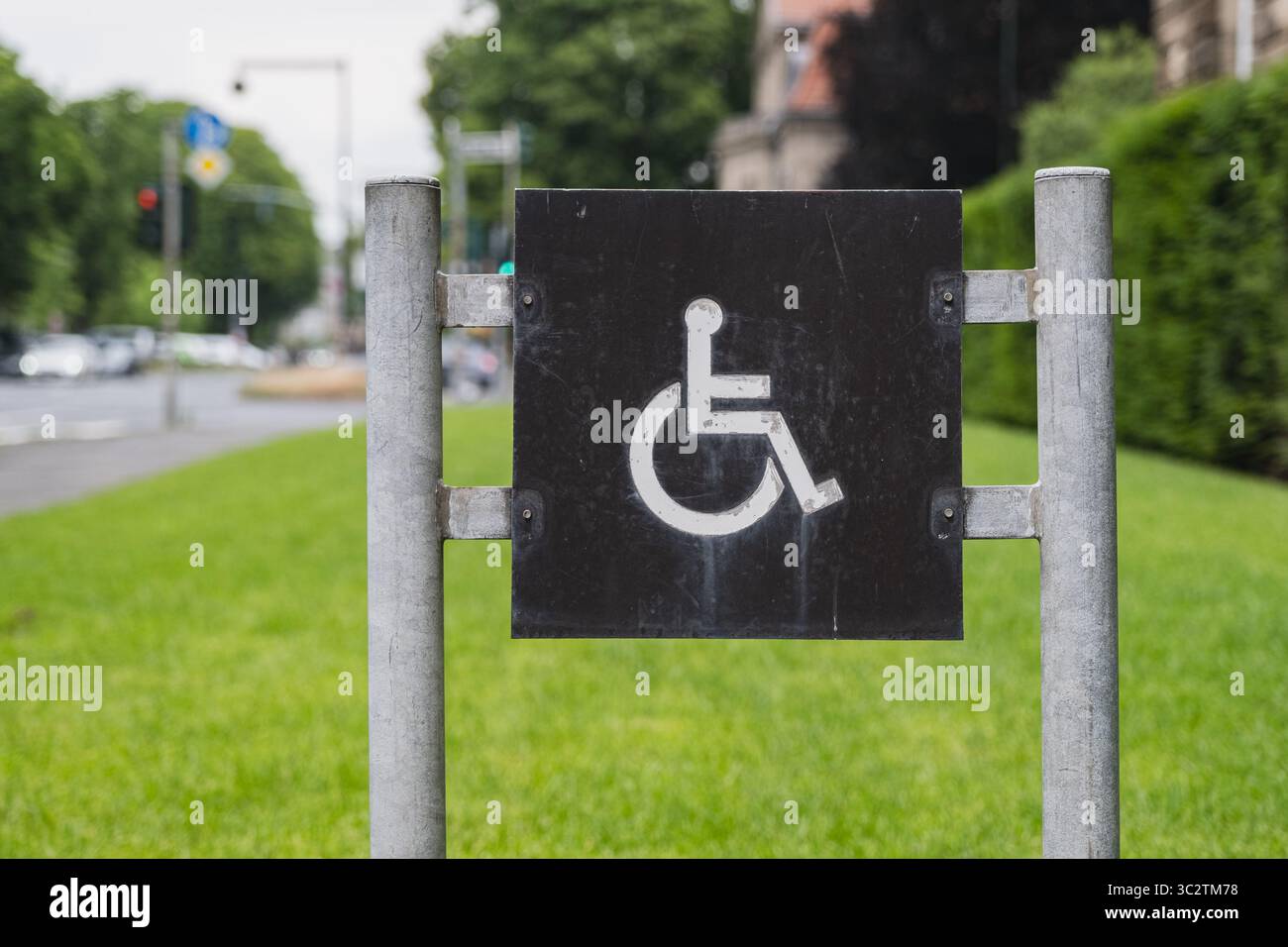 Schild für Rollstuhlzugang auf grünem Rasen Stockfoto