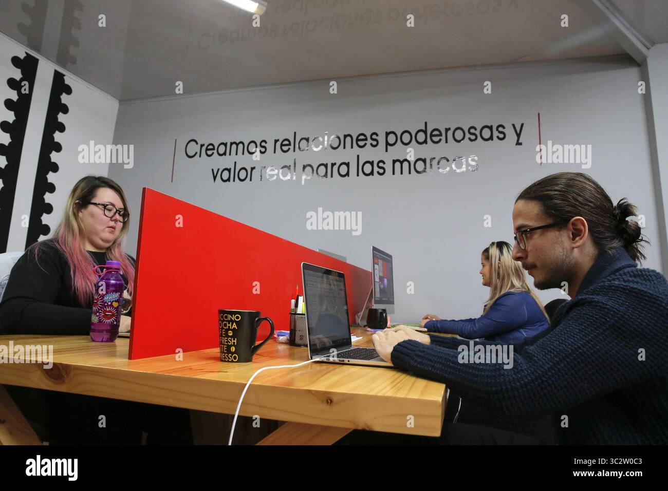 Juni 2018: 08062018. Sabanilla de Montes de Oca. Hora: 09:00 Uhr FotografÃÂ­as de la empresa Nidux, que ofrece a las empresas la oportunidad de abrir una sucursal Virtual o fÃÂ­sico de su punto de venta extensiÃÂ³n, por medio de una plataforma de venta en lÃÂ­nea Multicanal (E-Commerce, Social-Commerce und mobiler Handel). Las imÃÂgenes se llevaron a cabo en las instalaciones de Nidux en Sabanilla de Montes de Oca. EN la foto, (de izquierda a derecha), Cathy Brenes, Stephanie Madrigal y Yosel Linkemer, colaboradores de la empresa..Fotos: Mayela LÃÂ³pez (Credit Image: © La Nacion Via Z Stockfoto