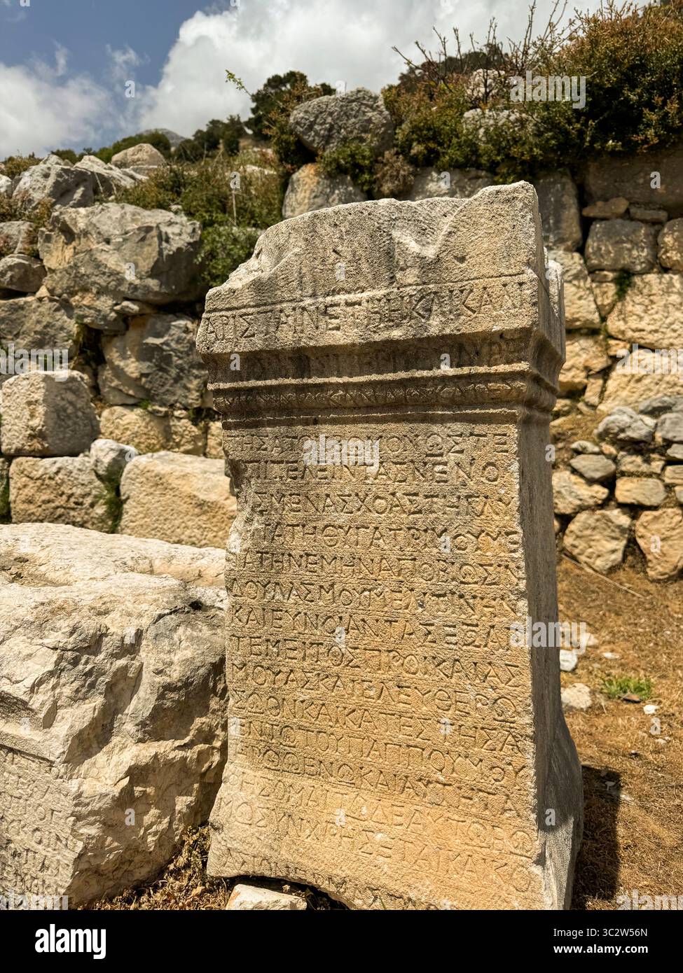 Antike Steininschrift, die an der historischen Stätte in Griechenland entdeckt wurde und bedeutende Details enthüllt Stockfoto