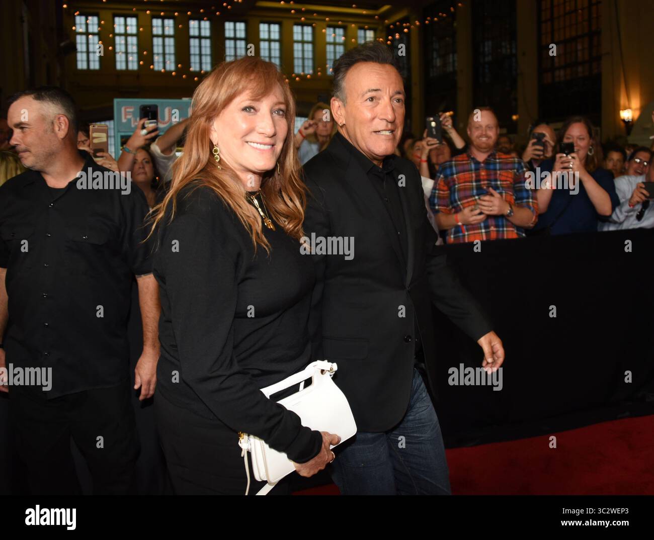 7. August 2019, Asbury Park, New Jersey, USA: Premiere von „Blinded by the Light“ im Paramount Theater in Asbury Park, New Jersey...mit: Patti Scialfa, Bruce Springsteen.Wo: Asbury Park, New Jersey, USA.Wann: 07. August 2019.Credit: >..**NUR VERFÜGBAR FÜR DIE USA* (Credit Image: © HD1/WENN via ZUMA Press) Stockfoto