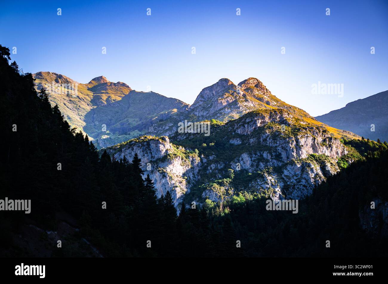 Goldenes Morgenlicht auf den Berggipfeln im Ordesa-Tal, spanische Pyrenäen Stockfoto