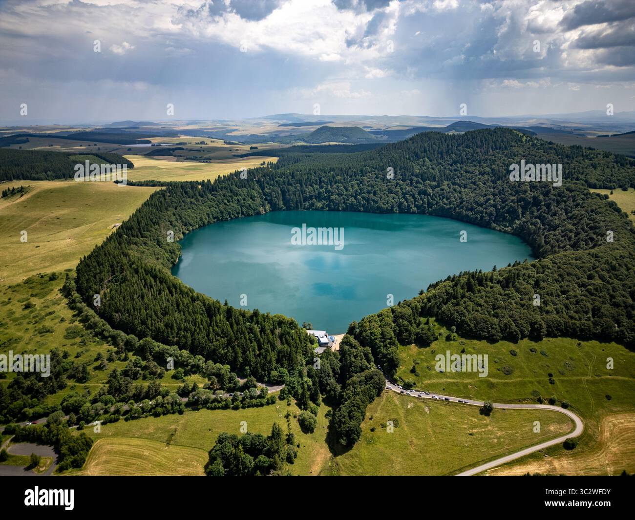 Luftaufnahme des Lac Pavin – Circular Volcanic Crater Lake in der Auvergne, Frankreich Stockfoto