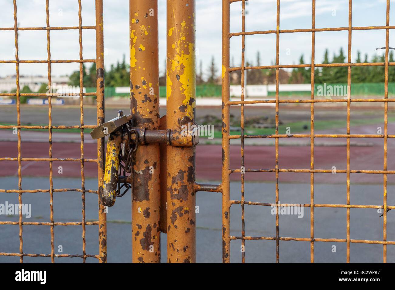 Verschlossene Metalltür des alten Sportzentrums von ljubljana, ZAK, das bald mit einer modernen Version renoviert wird. Stockfoto