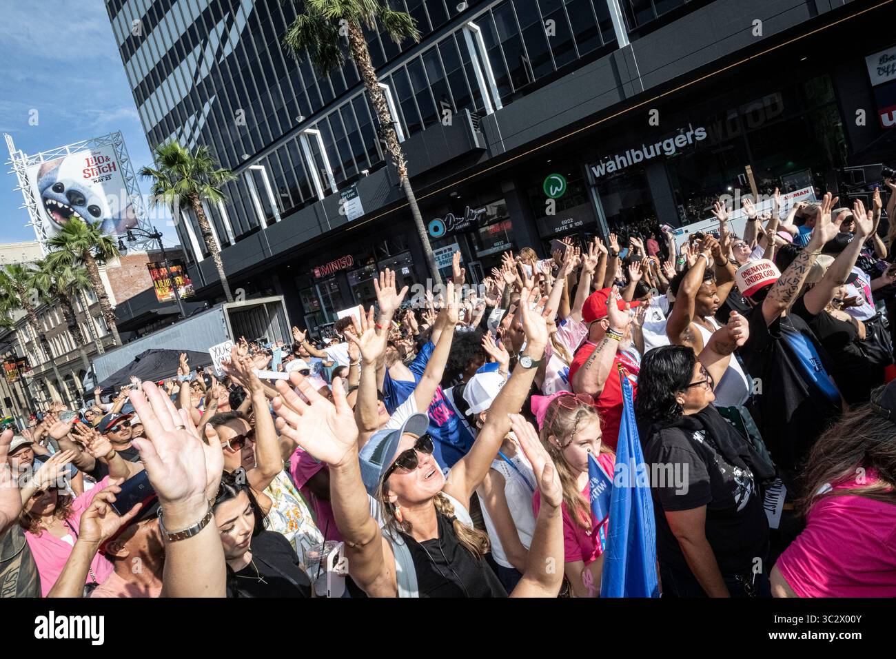 Die Gläubigen treffen sich während einer Mayday USA-Kundgebung, die am 31. Mai 2025 von Tetelestai Ministries im Hollywood and Highland in Los Angeles organisiert wurde. Die Veranstaltung zeigte Taufe, öffentliche Exorzismen, Live-Gospelmusik und Gruppengebet und zog eine Menge von Jugendlichen und evangelikalen Christen als Teil einer nationalen Tour zur Förderung von Konservatismus und Anti-Trans-Botschaften an. Stockfoto