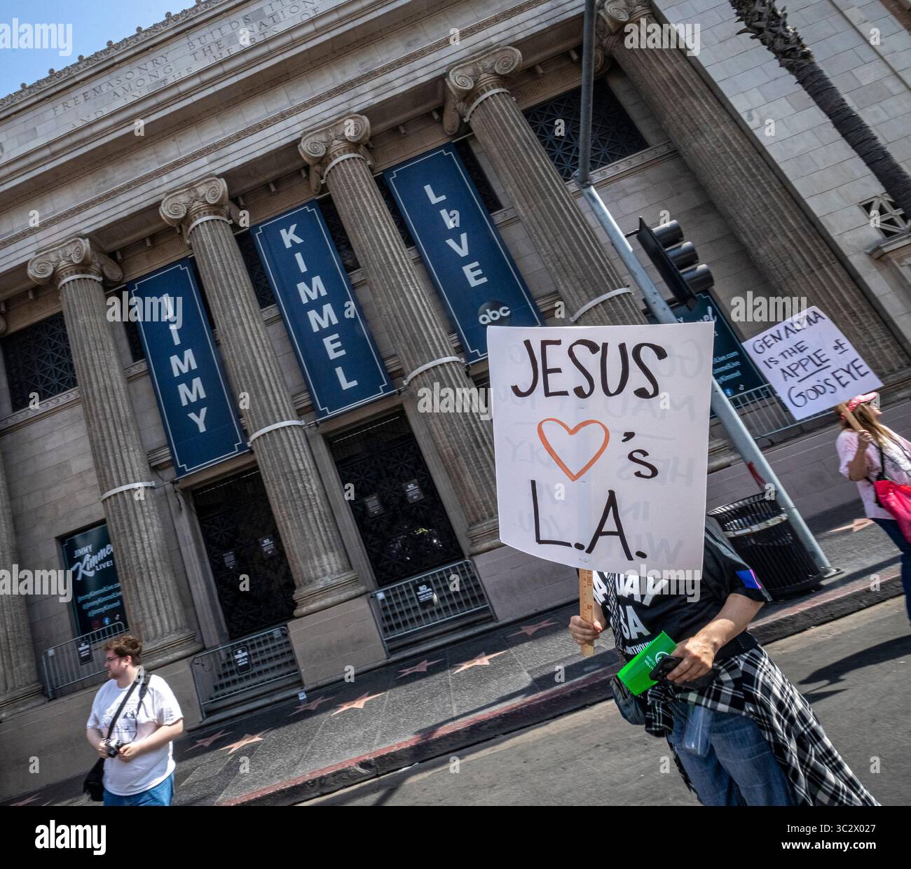 Die Gläubigen treffen sich während einer Mayday USA-Kundgebung, die am 31. Mai 2025 von Tetelestai Ministries im Hollywood and Highland in Los Angeles organisiert wurde. Die Veranstaltung zeigte Taufe, öffentliche Exorzismen, Live-Gospelmusik und Gruppengebet und zog eine Menge von Jugendlichen und evangelikalen Christen als Teil einer nationalen Tour zur Förderung von Konservatismus und Anti-Trans-Botschaften an. Stockfoto