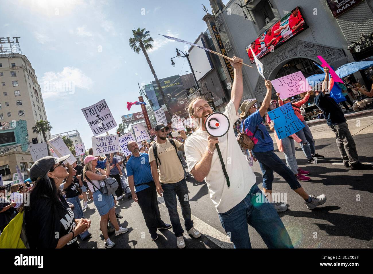 Die Gläubigen treffen sich während einer Mayday USA-Kundgebung, die am 31. Mai 2025 von Tetelestai Ministries im Hollywood and Highland in Los Angeles organisiert wurde. Die Veranstaltung zeigte Taufe, öffentliche Exorzismen, Live-Gospelmusik und Gruppengebet und zog eine Menge von Jugendlichen und evangelikalen Christen als Teil einer nationalen Tour zur Förderung von Konservatismus und Anti-Trans-Botschaften an. Stockfoto
