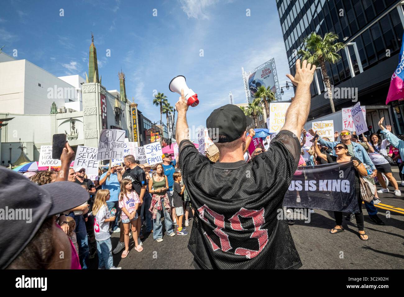 Die Gläubigen treffen sich während einer Mayday USA-Kundgebung, die am 31. Mai 2025 von Tetelestai Ministries im Hollywood and Highland in Los Angeles organisiert wurde. Die Veranstaltung zeigte Taufe, öffentliche Exorzismen, Live-Gospelmusik und Gruppengebet und zog eine Menge von Jugendlichen und evangelikalen Christen als Teil einer nationalen Tour zur Förderung von Konservatismus und Anti-Trans-Botschaften an. Stockfoto