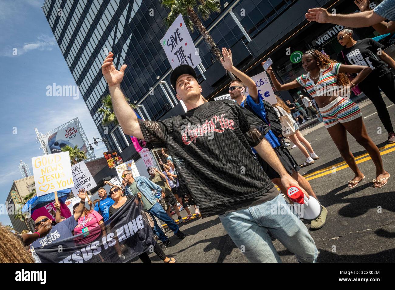 Die Gläubigen treffen sich während einer Mayday USA-Kundgebung, die am 31. Mai 2025 von Tetelestai Ministries im Hollywood and Highland in Los Angeles organisiert wurde. Die Veranstaltung zeigte Taufe, öffentliche Exorzismen, Live-Gospelmusik und Gruppengebet und zog eine Menge von Jugendlichen und evangelikalen Christen als Teil einer nationalen Tour zur Förderung von Konservatismus und Anti-Trans-Botschaften an. Stockfoto