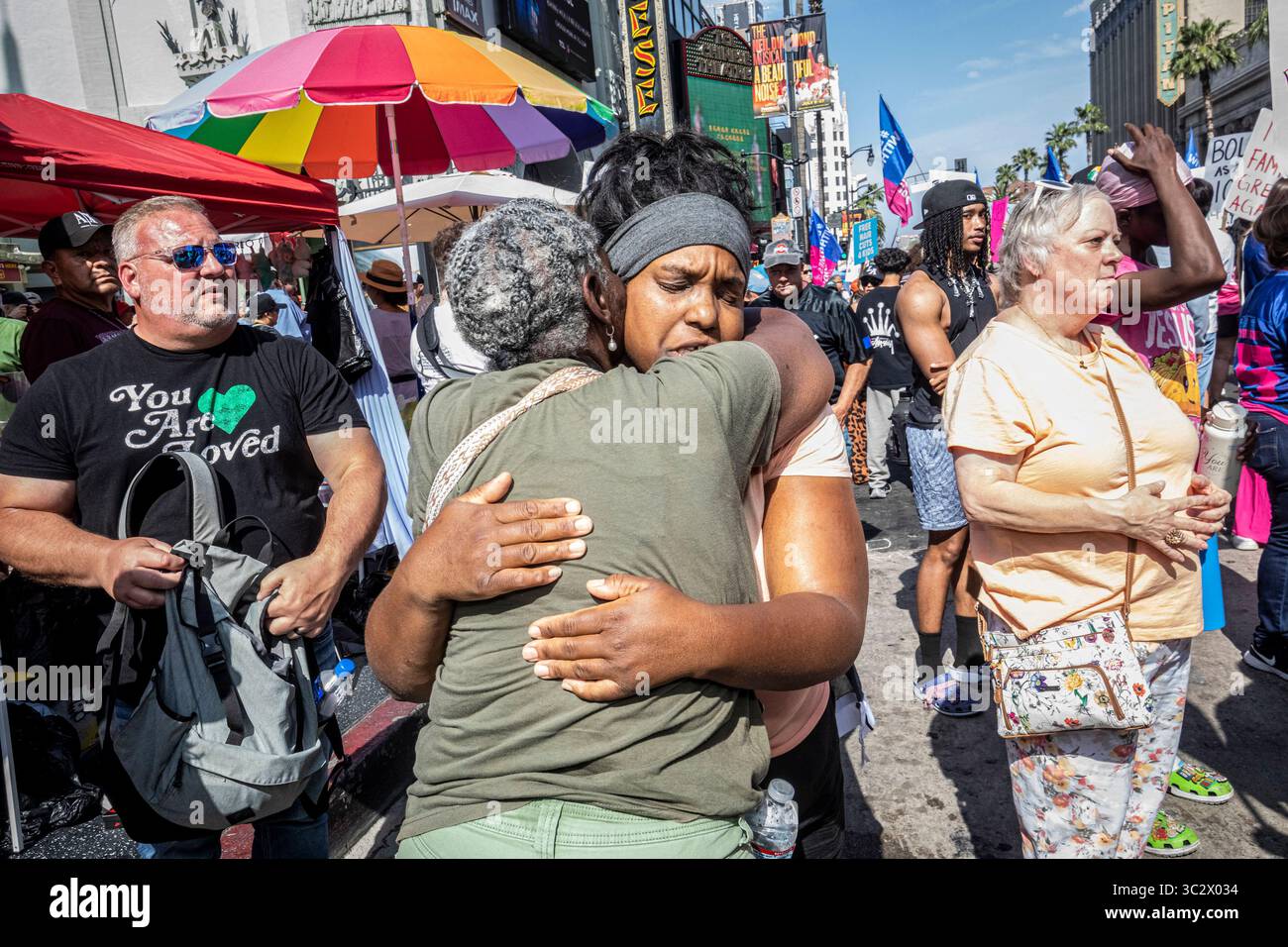 Gläubige umarmen eine Frau, die glaubt, dass sie während der Mayday-Kundgebung in Hollywood, KALIFORNIEN, am 31. Mai 2025 von einem Dämon bewohnt wurde. Die Veranstaltung zeigte Taufe, öffentliche Exorzismen, Live-Gospelmusik und Gruppengebet und zog eine Menge von Jugendlichen und evangelikalen Christen als Teil einer nationalen Tour zur Förderung von Konservatismus und Anti-Trans-Botschaften an. Stockfoto