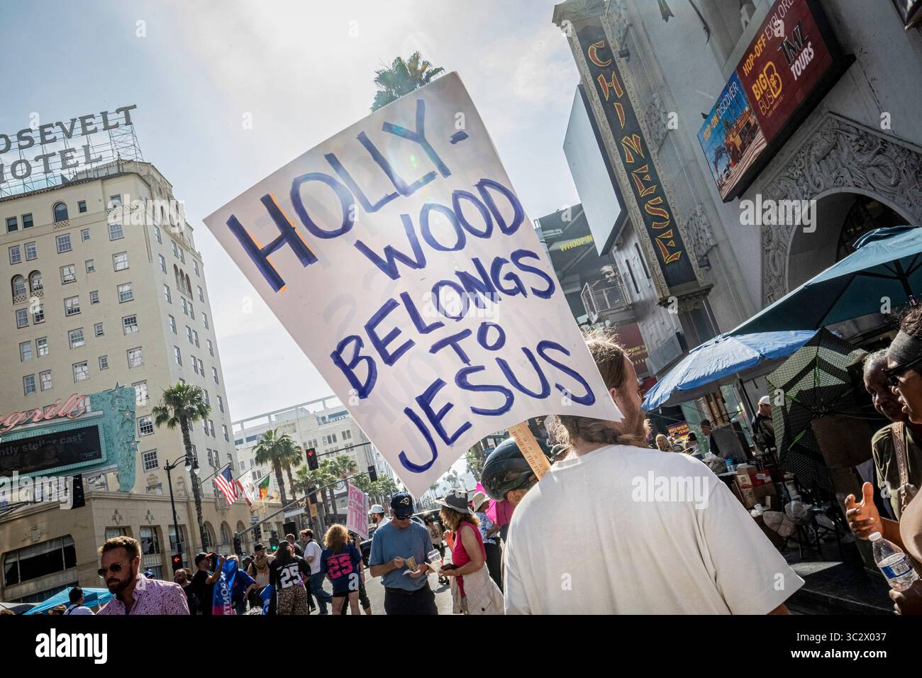 Die Gläubigen treffen sich während einer Mayday USA-Kundgebung, die am 31. Mai 2025 von Tetelestai Ministries im Hollywood and Highland in Los Angeles organisiert wurde. Die Veranstaltung zeigte Taufe, öffentliche Exorzismen, Live-Gospelmusik und Gruppengebet und zog eine Menge von Jugendlichen und evangelikalen Christen als Teil einer nationalen Tour zur Förderung von Konservatismus und Anti-Trans-Botschaften an. Stockfoto