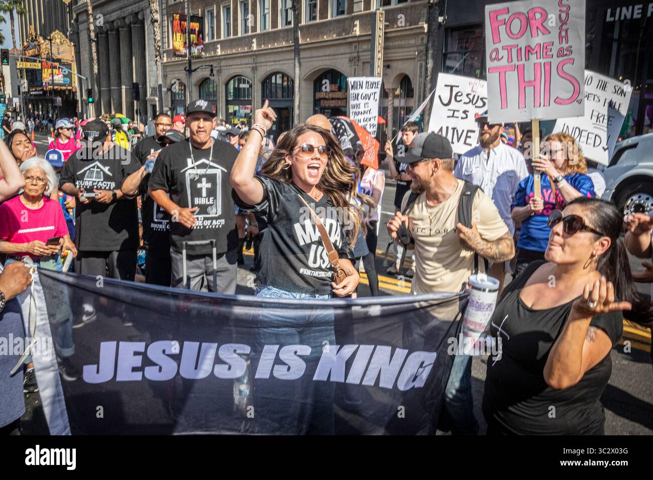 Die Gläubigen treffen sich während einer Mayday USA-Kundgebung, die am 31. Mai 2025 von Tetelestai Ministries im Hollywood and Highland in Los Angeles organisiert wurde. Die Veranstaltung zeigte Taufe, öffentliche Exorzismen, Live-Gospelmusik und Gruppengebet und zog eine Menge von Jugendlichen und evangelikalen Christen als Teil einer nationalen Tour zur Förderung von Konservatismus und Anti-Trans-Botschaften an. Stockfoto