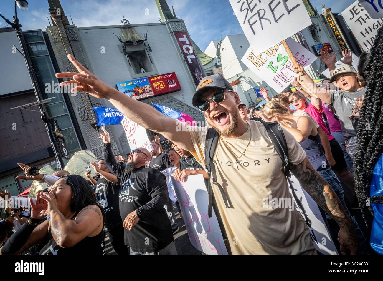 Die Gläubigen treffen sich während einer Mayday USA-Kundgebung, die am 31. Mai 2025 von Tetelestai Ministries im Hollywood and Highland in Los Angeles organisiert wurde. Die Veranstaltung zeigte Taufe, öffentliche Exorzismen, Live-Gospelmusik und Gruppengebet und zog eine Menge von Jugendlichen und evangelikalen Christen als Teil einer nationalen Tour zur Förderung von Konservatismus und Anti-Trans-Botschaften an. Stockfoto