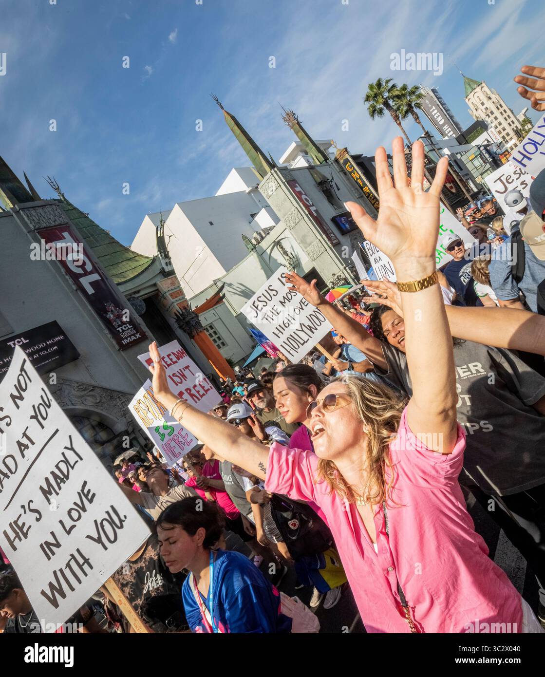 Die Gläubigen treffen sich während einer Mayday USA-Kundgebung, die am 31. Mai 2025 von Tetelestai Ministries im Hollywood and Highland in Los Angeles organisiert wurde. Die Veranstaltung zeigte Taufe, öffentliche Exorzismen, Live-Gospelmusik und Gruppengebet und zog eine Menge von Jugendlichen und evangelikalen Christen als Teil einer nationalen Tour zur Förderung von Konservatismus und Anti-Trans-Botschaften an. Stockfoto