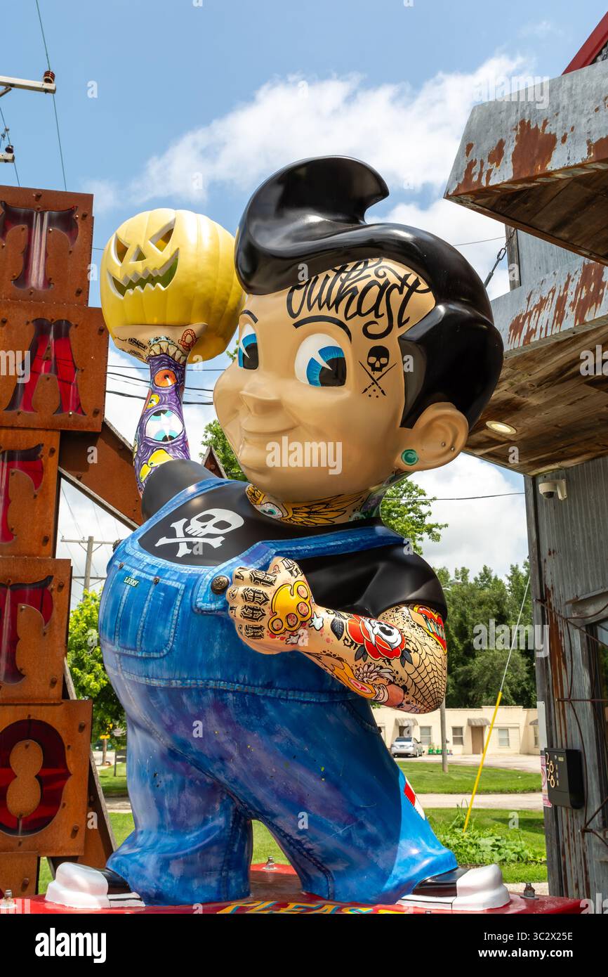 Springfield, Illinois, USA - 22. Juli 2025 - Vintage Bobs Big Boy Statue mit Tattoos und Kürbis neu bemalt. Stockfoto
