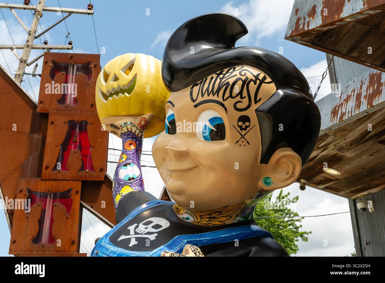 Springfield, Illinois, USA - 22. Juli 2025 - Vintage Bobs Big Boy Statue mit Tattoos und Kürbis neu bemalt. Stockfoto