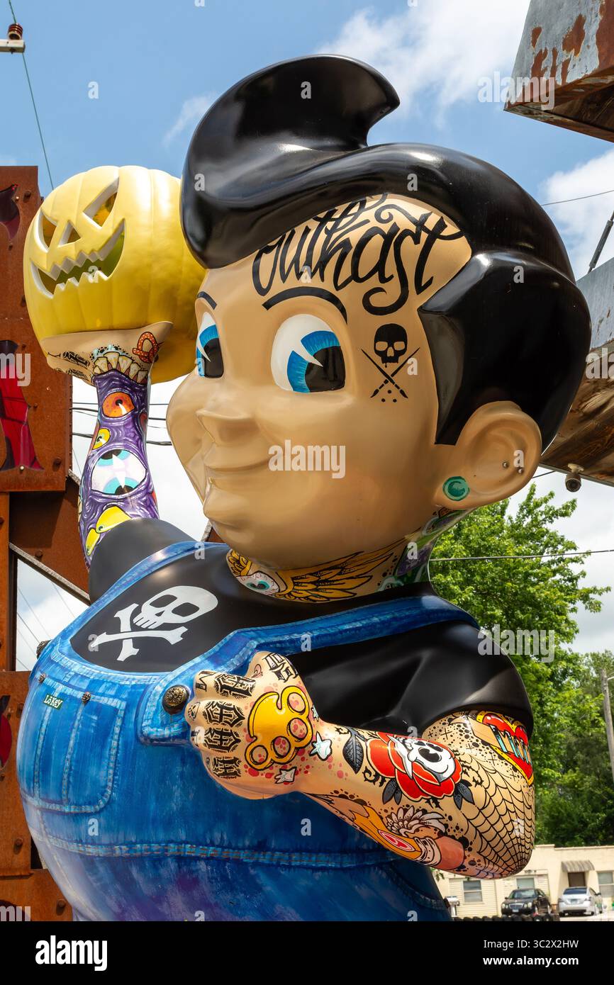 Springfield, Illinois, USA - 22. Juli 2025 - Vintage Bobs Big Boy Statue mit Tattoos und Kürbis neu bemalt. Stockfoto
