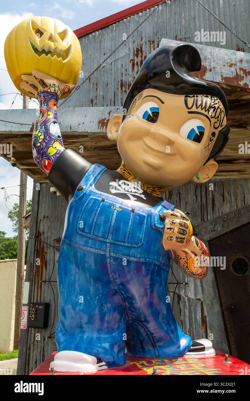 Springfield, Illinois, USA - 22. Juli 2025 - Vintage Bobs Big Boy Statue mit Tattoos und Kürbis neu bemalt. Stockfoto