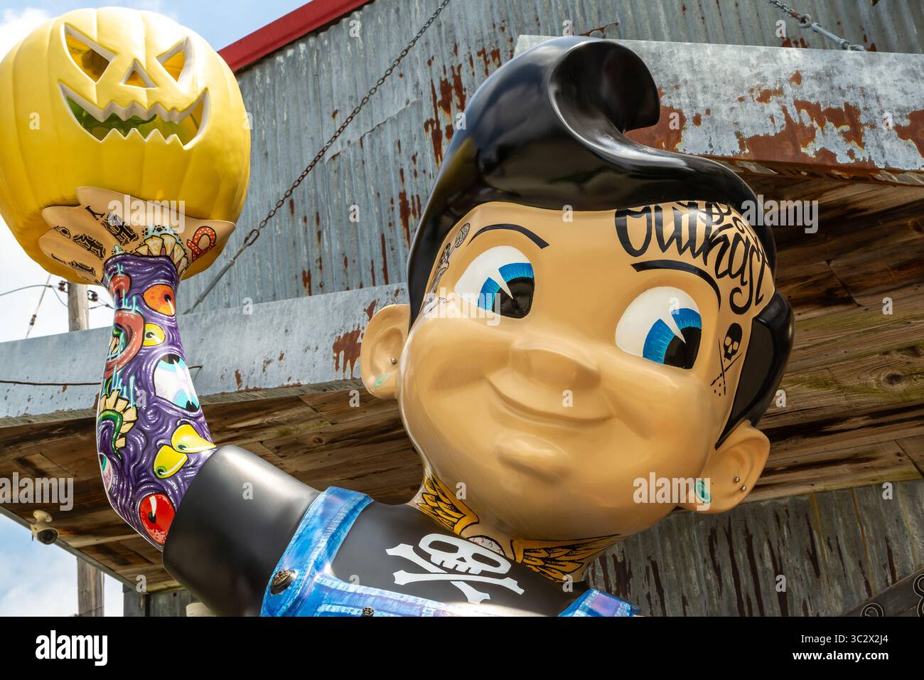 Springfield, Illinois, USA - 22. Juli 2025 - Vintage Bobs Big Boy Statue mit Tattoos und Kürbis neu bemalt. Stockfoto