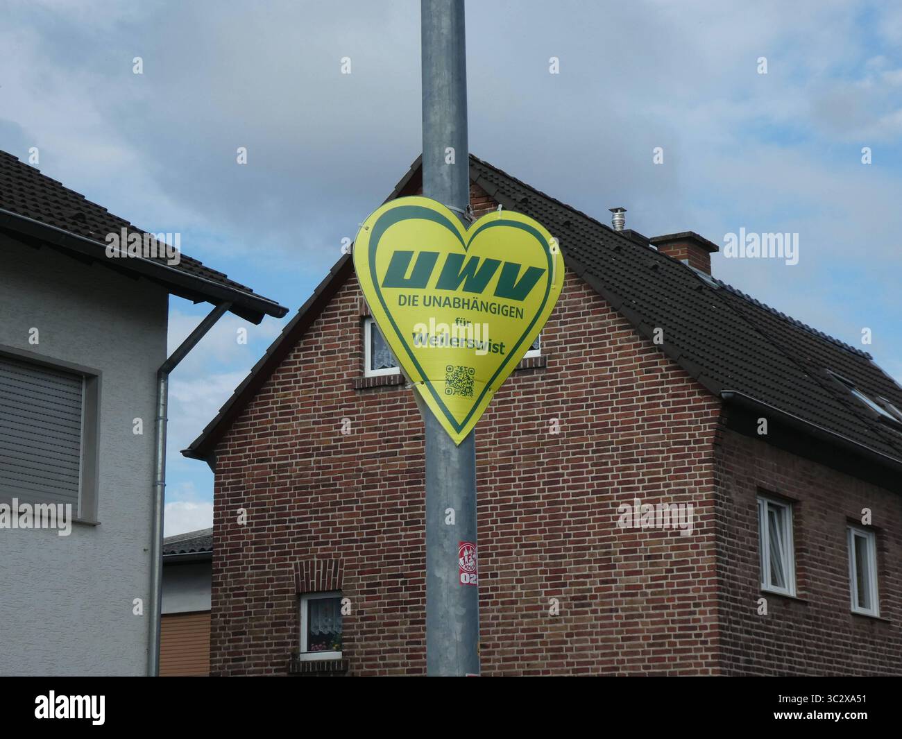 Wahlplakat in Herzform der Unabhängigen Wähler Vereinigung UWV Weilerswist für die Kommunalwahl 2025. Ist Zusammenschluss von Bürgerinnen und Bürgern, die sich auf kommunaler Ebene für Belange der Weilerswister Bürger einsetzen. *** Herzförmiges Wahlplakat des unabhängigen Wählerverbandes UWV Weilerswist für die Kommunalwahlen 2025 ist ein Bürgerverband, der sich für die Interessen der Weilerswisten Bürger auf lokaler Ebene einsetzt Stockfoto