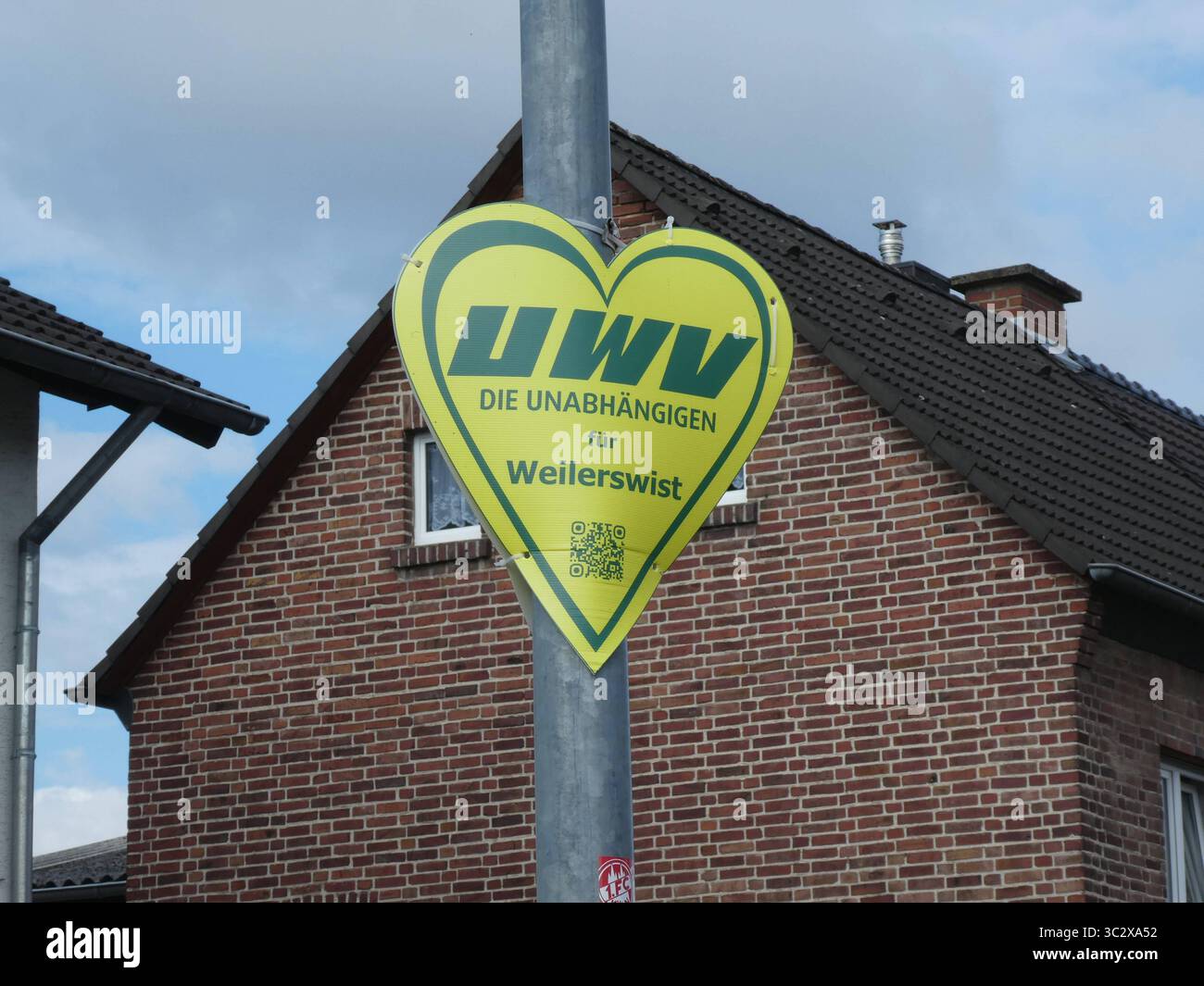 Wahlplakat in Herzform der Unabhängigen Wähler Vereinigung UWV Weilerswist für die Kommunalwahl 2025. Ist Zusammenschluss von Bürgerinnen und Bürgern, die sich auf kommunaler Ebene für Belange der Weilerswister Bürger einsetzen. *** Herzförmiges Wahlplakat des unabhängigen Wählerverbandes UWV Weilerswist für die Kommunalwahlen 2025 ist ein Bürgerverband, der sich für die Interessen der Weilerswisten Bürger auf lokaler Ebene einsetzt Stockfoto