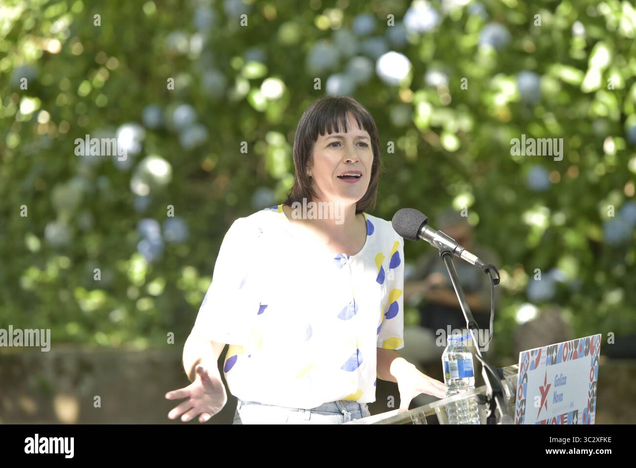 Santiago, spanien. Juli 2025. Die Landessprecherin Ana Pontón nimmt an der Veranstaltung Teil, die jedes Jahr von Galiza Nova in Anerkennung der Figuren Castelao und Rosalía de Castro organisiert wird und an der auch Marta Gómez, Generalsekretärin von Galiza Nova, teilnimmt. In den Bögen des Bonaval Parks. Quelle: xan gasalla/Alamy Live News. Stockfoto