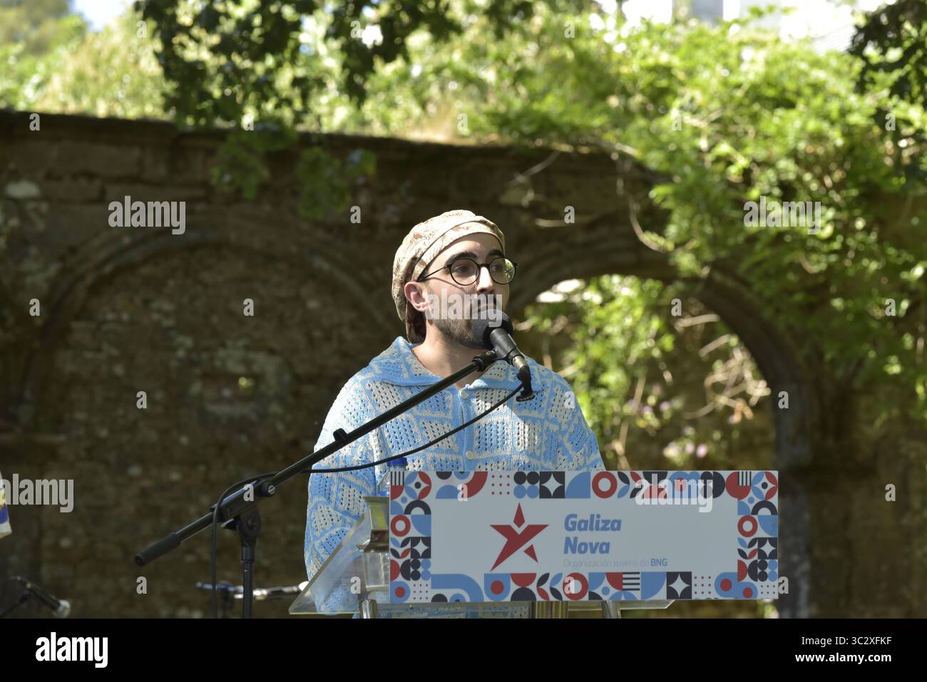 Santiago, spanien. Juli 2025. Die Landessprecherin Ana Pontón nimmt an der Veranstaltung Teil, die jedes Jahr von Galiza Nova in Anerkennung der Figuren Castelao und Rosalía de Castro organisiert wird und an der auch Marta Gómez, Generalsekretärin von Galiza Nova, teilnimmt. In den Bögen des Bonaval Parks. Quelle: xan gasalla/Alamy Live News. Stockfoto