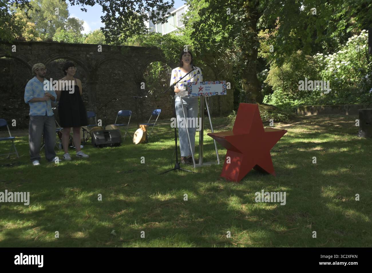 Santiago, spanien. Juli 2025. Die Landessprecherin Ana Pontón nimmt an der Veranstaltung Teil, die jedes Jahr von Galiza Nova in Anerkennung der Figuren Castelao und Rosalía de Castro organisiert wird und an der auch Marta Gómez, Generalsekretärin von Galiza Nova, teilnimmt. In den Bögen des Bonaval Parks. Quelle: xan gasalla/Alamy Live News. Stockfoto